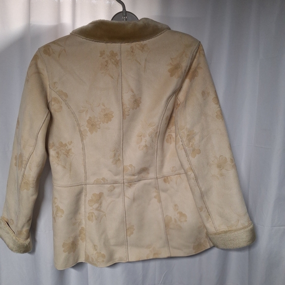 Elegant Floral Teddy Jacket - Picture 4 of 6